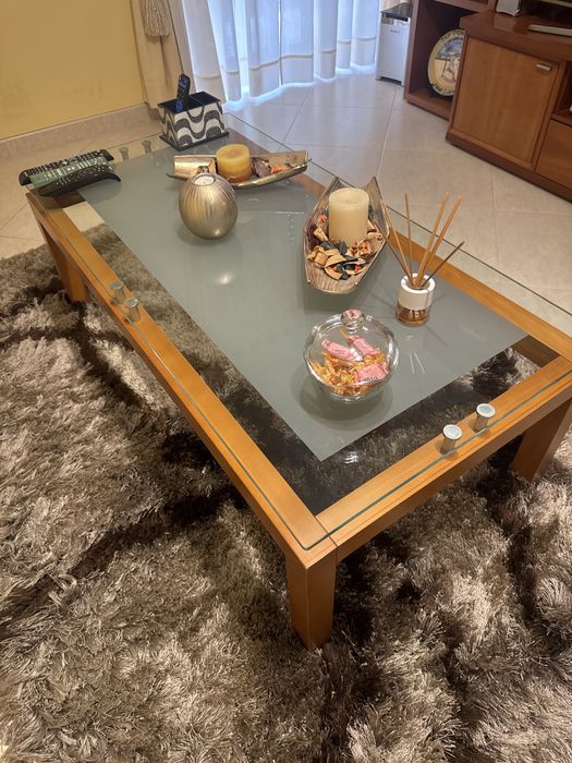 Mesa de madeira com vidro de base