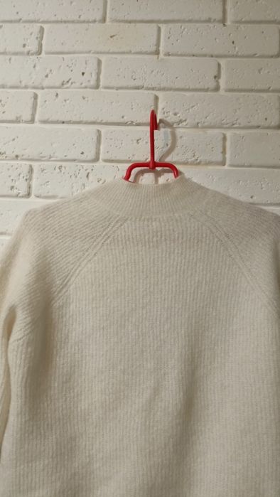 Об'ємний светр з вовни мериноса та мохеру  від дорогого бренду Sezane