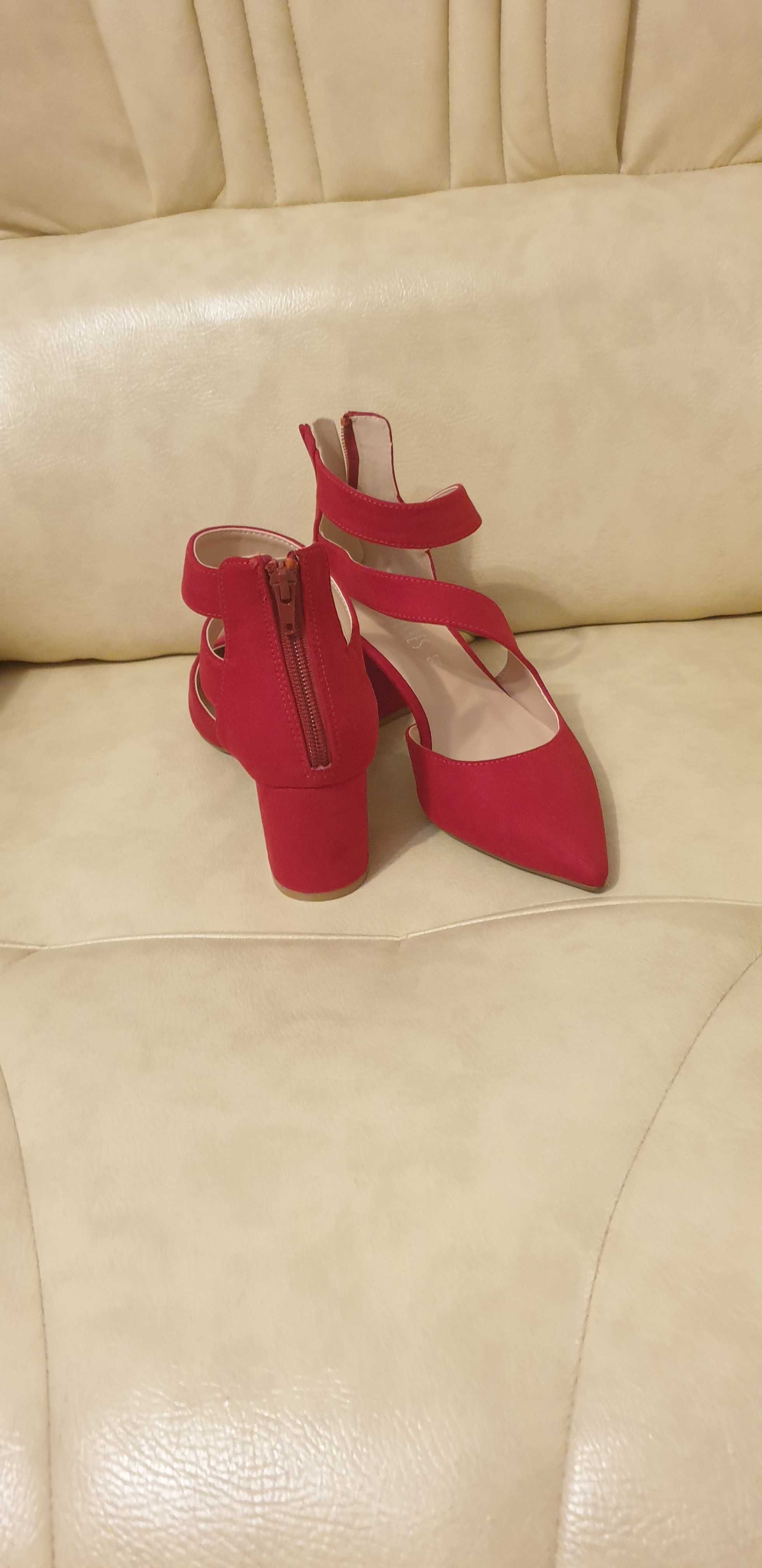 Туфлі нові червоні