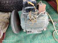 Электродвигатель с наждачным кругом 380-220  V   370 Ватт ,920 оборот