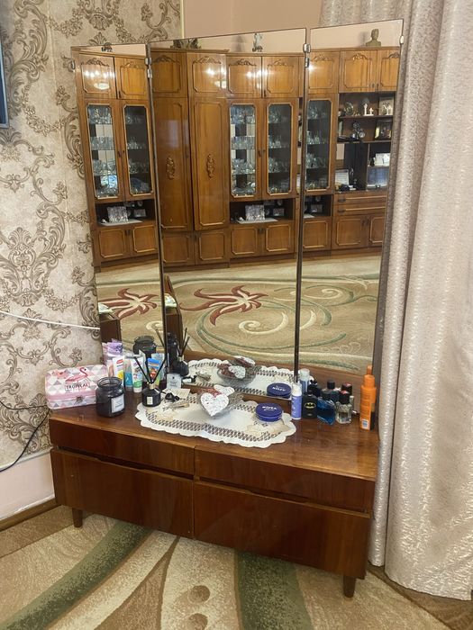 Мебельна стінка, тумбочка, тубма, дзеркало