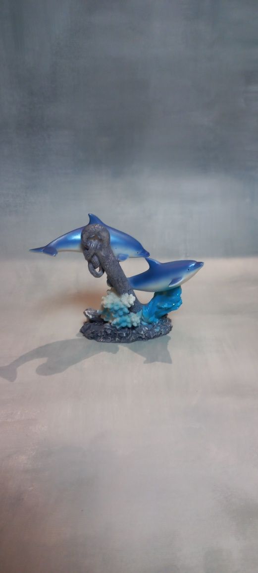 Ceramiczna figurka dwa delfiny na rafie