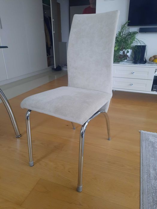 Stół szklany z 4 tapicerowanymi krzesłami