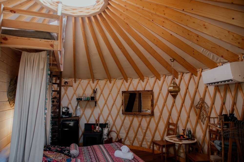Jurta Szary Wilk z prywatnym jacuzzi i leśnym spa-Dzikolas glamping