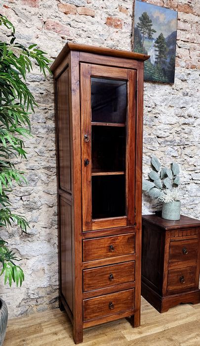 Stylowa drewniana witryna – idealna do salonu, jadalni lub gabinetu