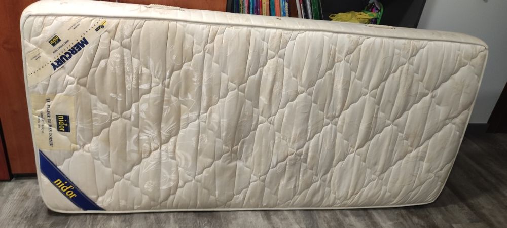 Cama de solteiro em pinho