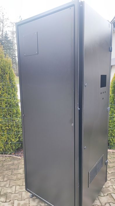 Obudowa -szafa na duży ma ulgazyn energii