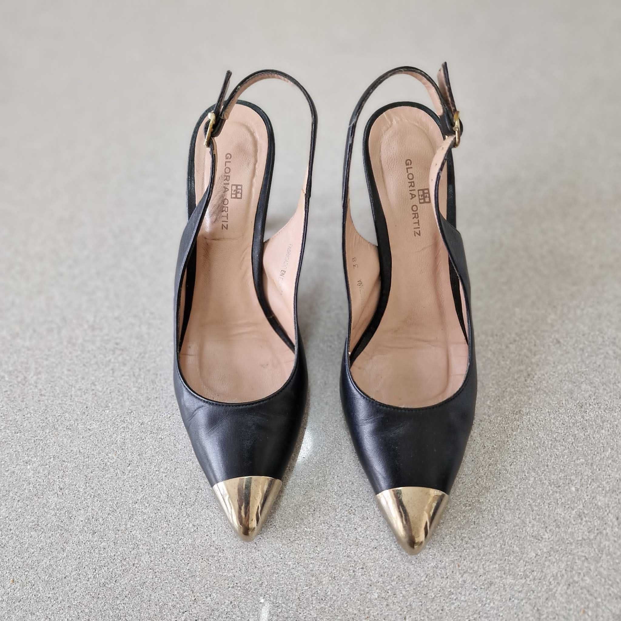 Sapatos pretos abertos atrás com biqueira da Gloria Ortiz