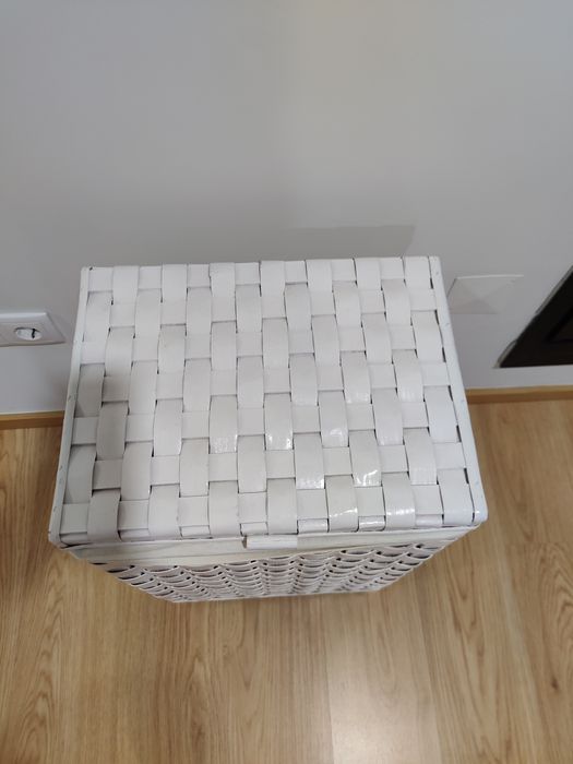 Cesto da roupa branco
