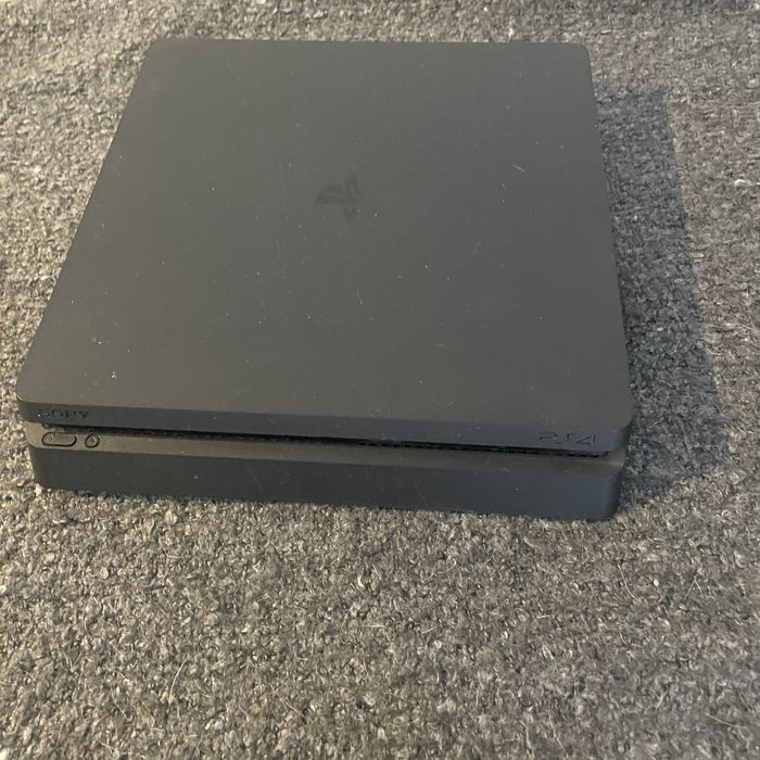 PS4 Slim (800GB) com acessorios