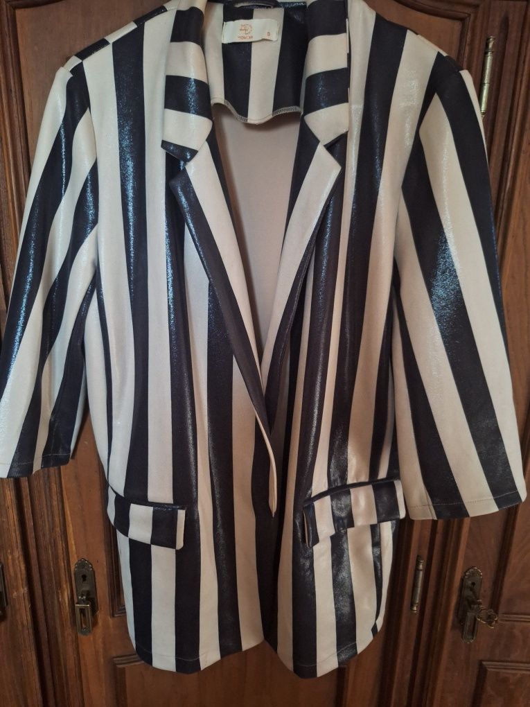 Blazer riscas,em preto e bege