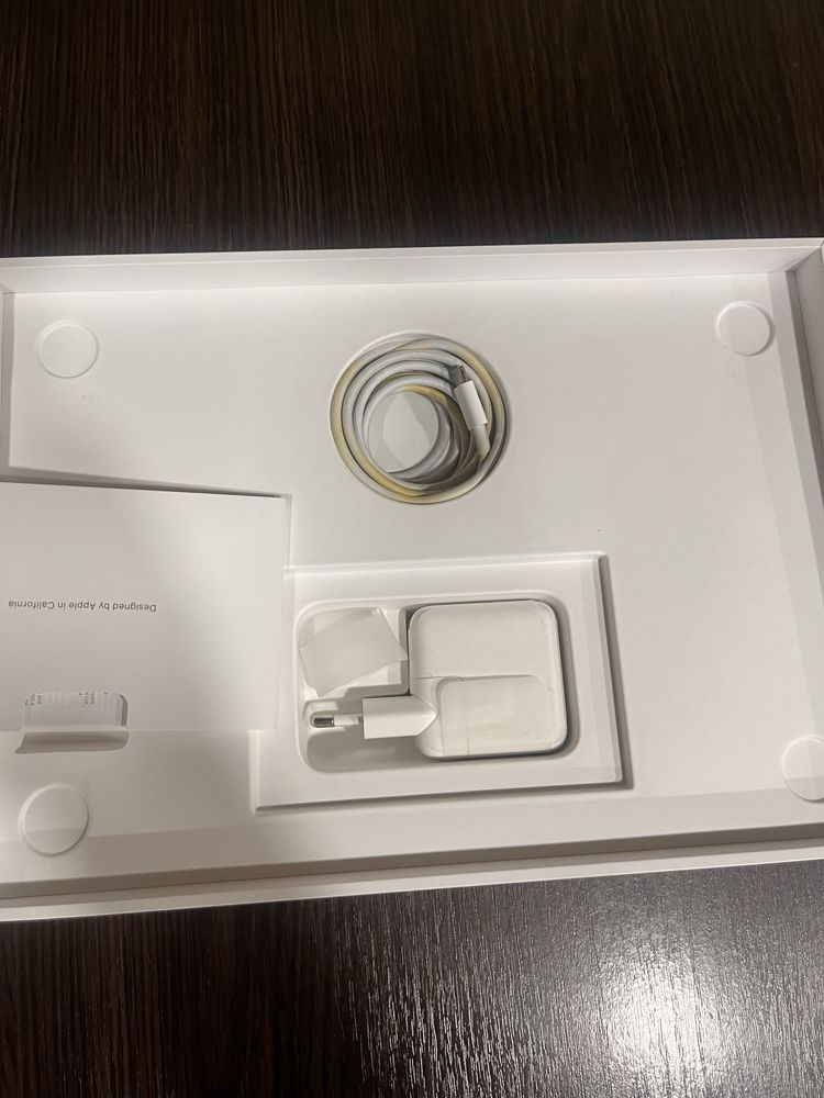 MacBook Air M1 8/256 Gb продам