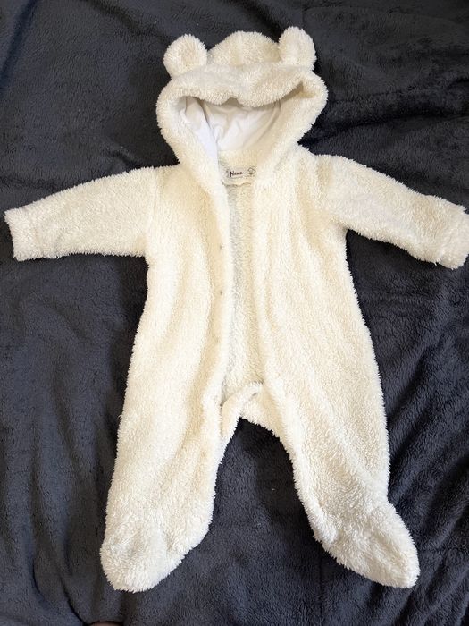 Продаю комбинезоны-мишки и зимнюю шапку 3-6 мес