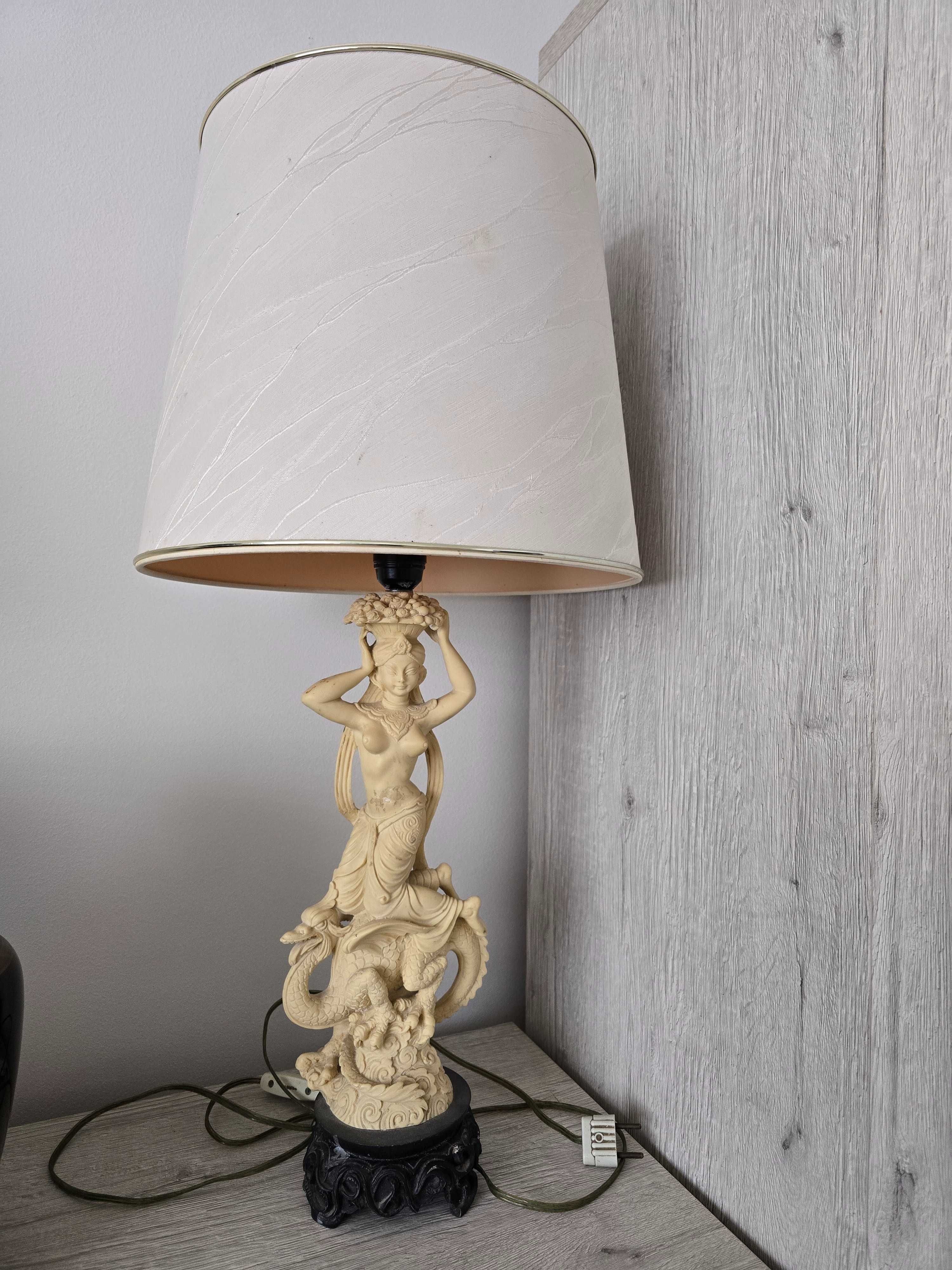 Piẹkna lampka nocna antyczna z alabastru wysoka
