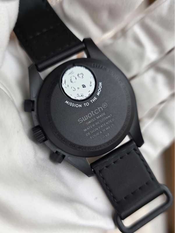 Omega Swatch Snoopy SO33B700 – Limitowana Seria