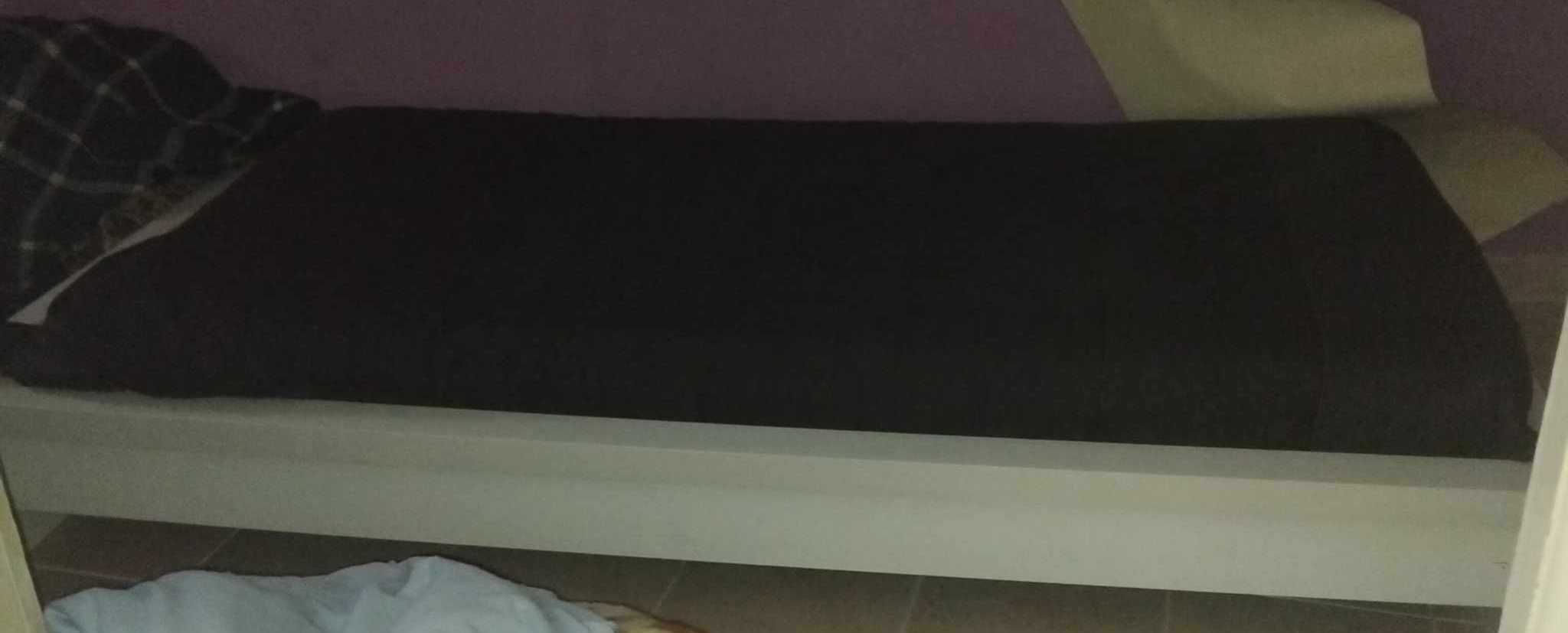 Cama de solteiro em optimo estado com colchao praticamente novo