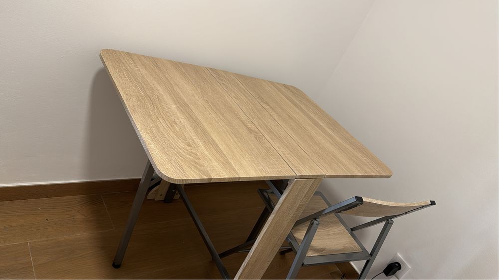 Mesa com 1 cadeira