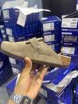Nowe półkryte kapcie Birkenstock w kolorze piaskowym 39