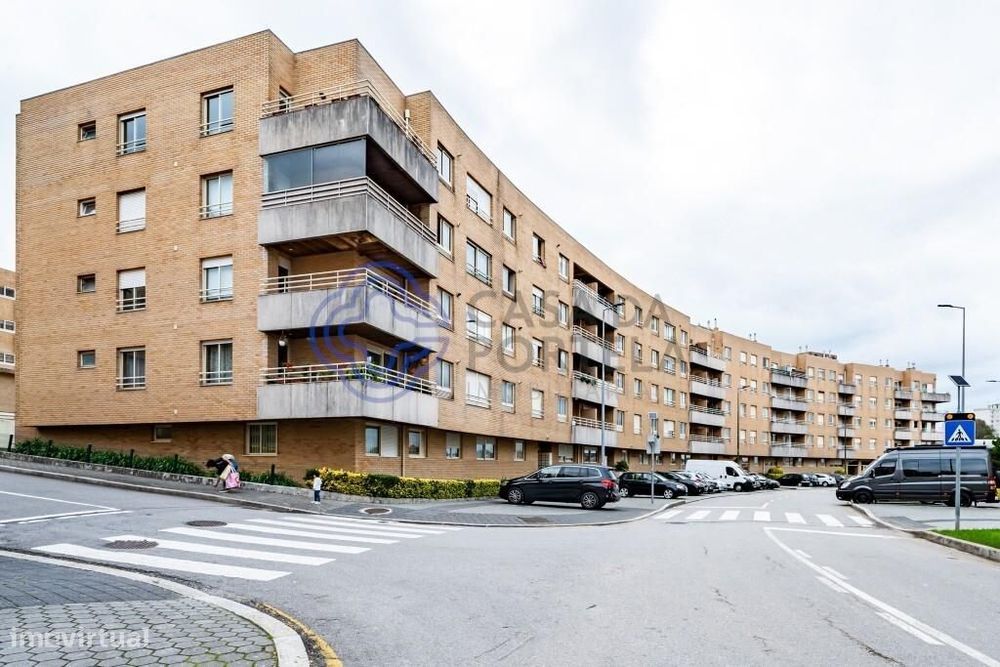 Apartamento T2+1 com elevador e garagem próximo ao Arrábida Shopping -