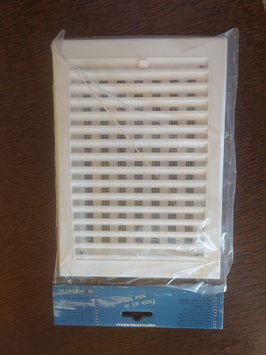 Kratka wentylacyjna z siatką 251 mm x 182 mm 25,1 cm x 18,2 cm
