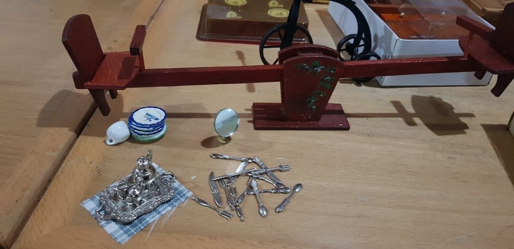 Mobília antiga de casa de bonecas