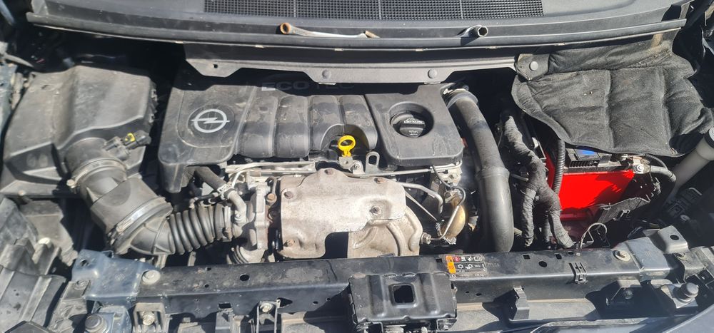 Opel Zafira c 2014 1.6b 8000$