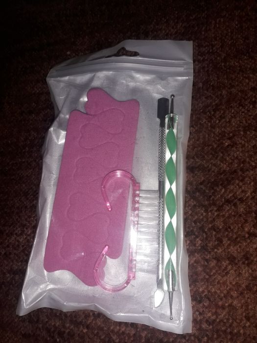 Witam sprzedam zestaw do paznokci razem z kuferkiem  caly komplet