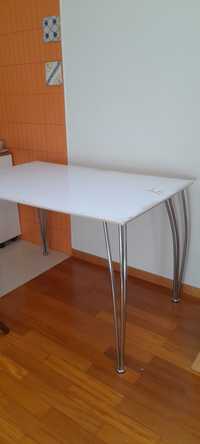 Mesa cozinha branca do  gato preto usada