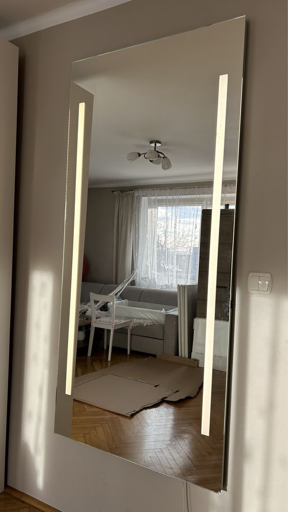 Lustro z oświetleniem led
