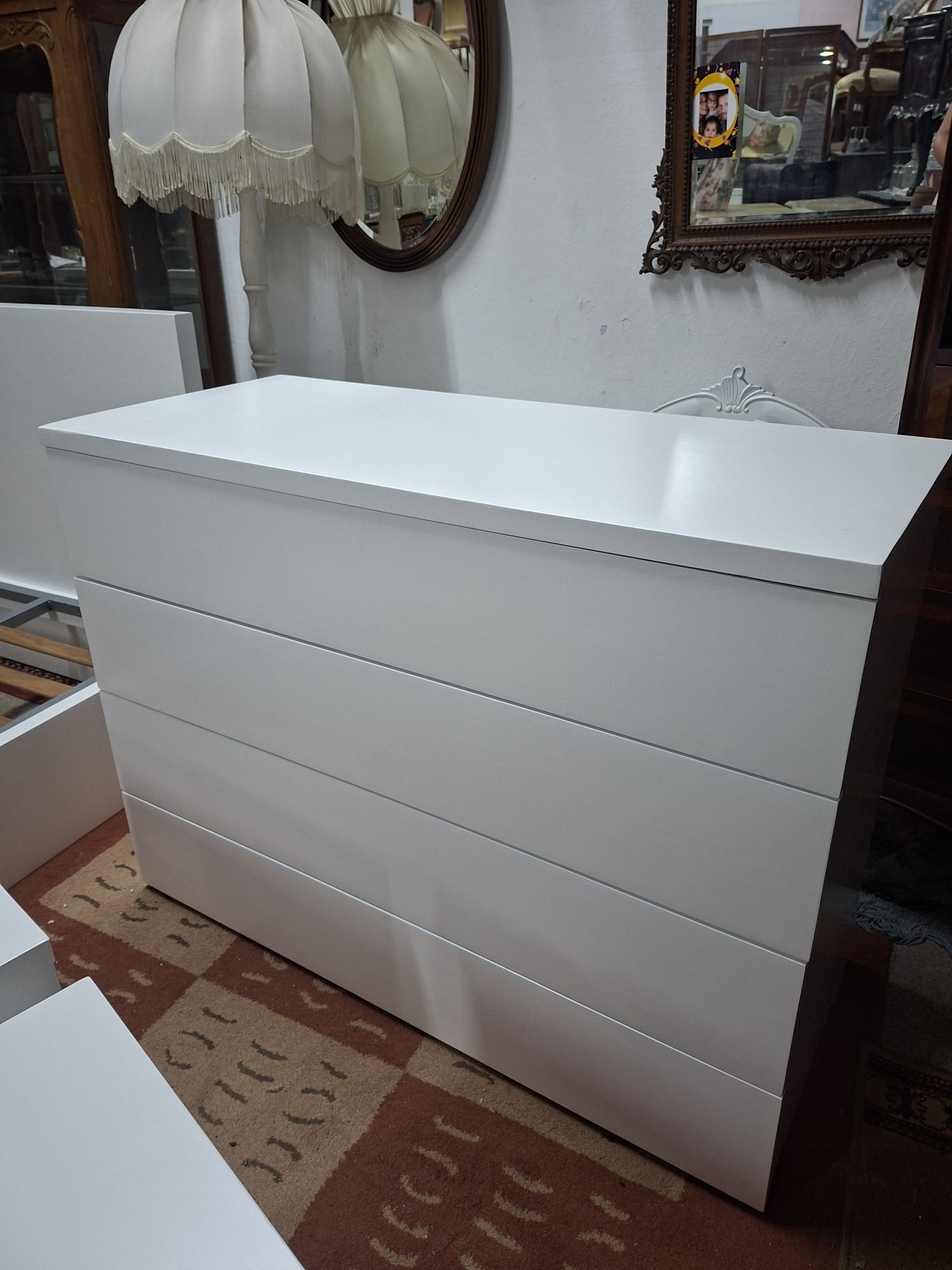 Quarto casal - cama+mesinhas+comoda+estrado