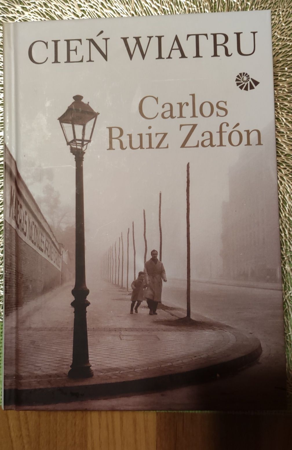 Książka Cień Wiatru- Carlos Ruiz Zafon