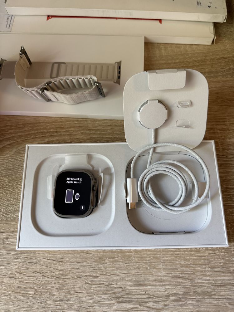 Apple Watch Ultra 49mm Titanium Case GPS + LTE Starlight Alpine Loop