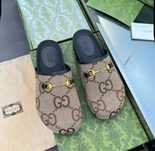 Chinelos gucci.