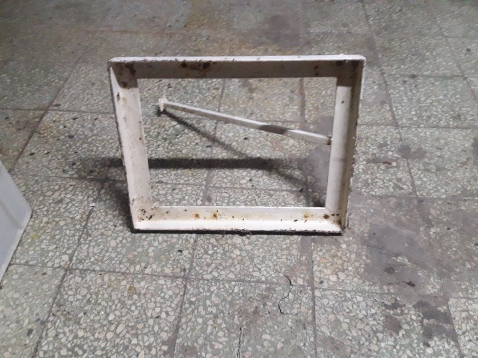Metalowa rama o wym  36 cm na 46 cm wspornik podstawa uchwyt stelaż