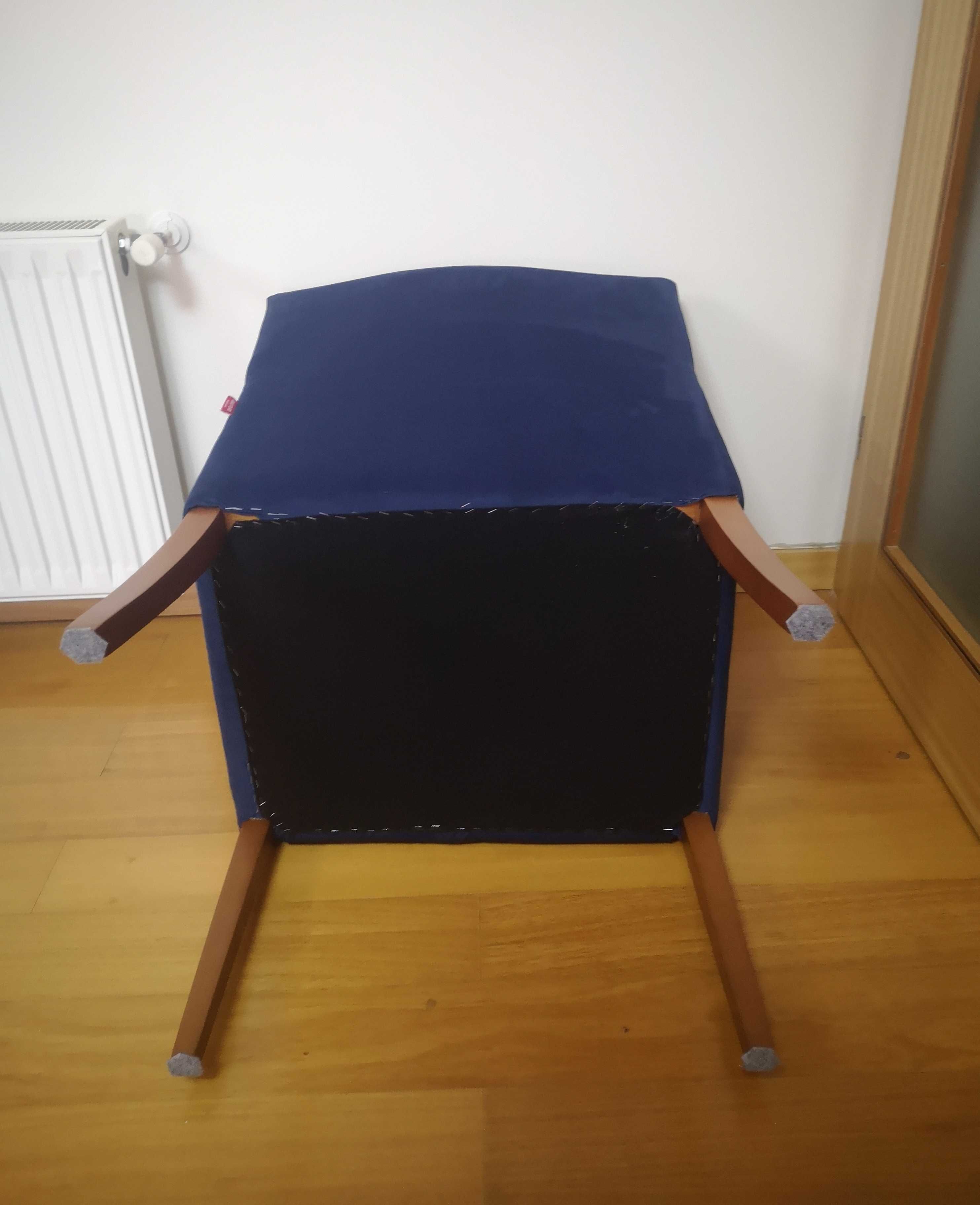 Cadeira em tecido azul