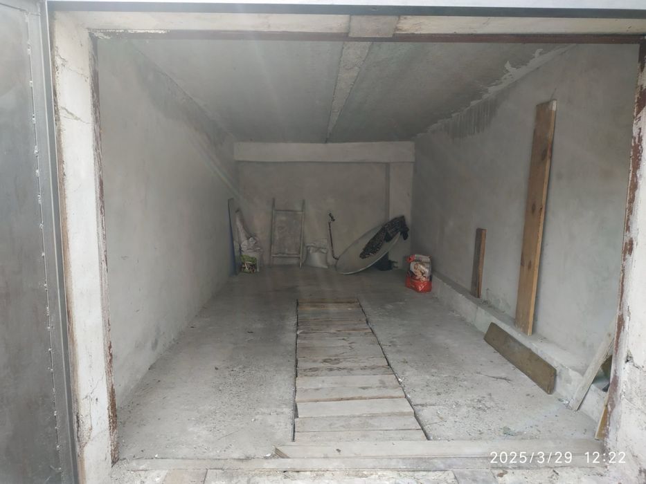 Сухий цегляний гараж у кооперативі №12 вул. Воробкевича 4а