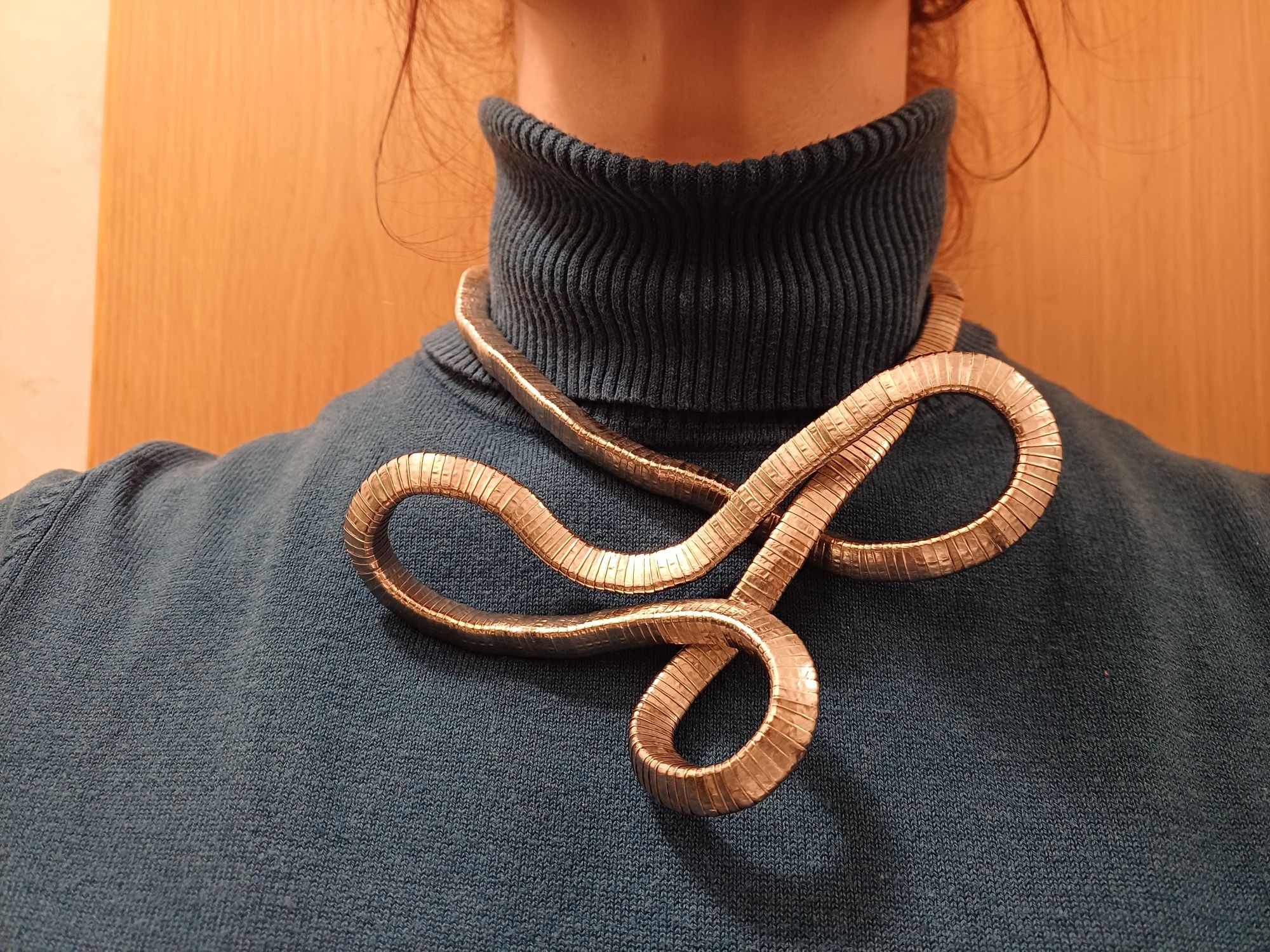 Colar cobra, maleável, prateado - muito original
