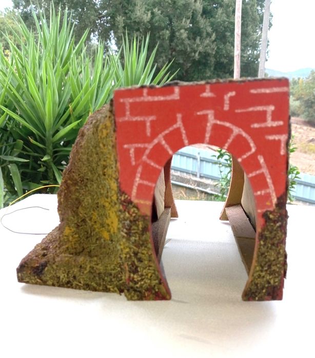 TÚNEL de comboios, antigo, com ILUMINAÇÃO