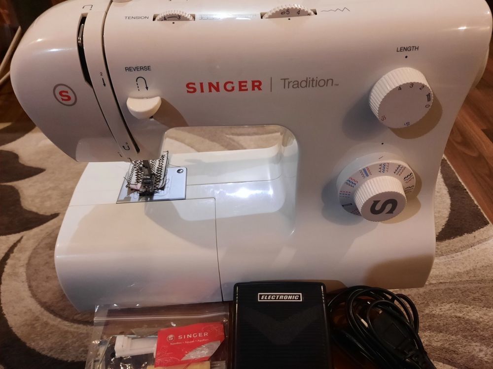 Електромеханічна швейна машина SINGER Tradition 2282