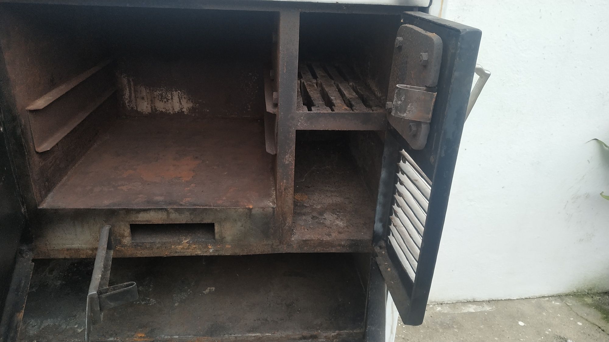 Fogão antigo a gás e a lenha com forno