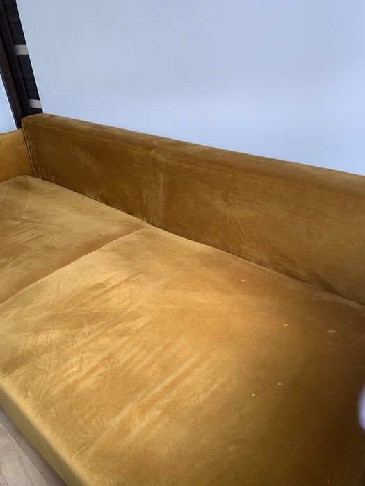 Musztardowa sofa BRW