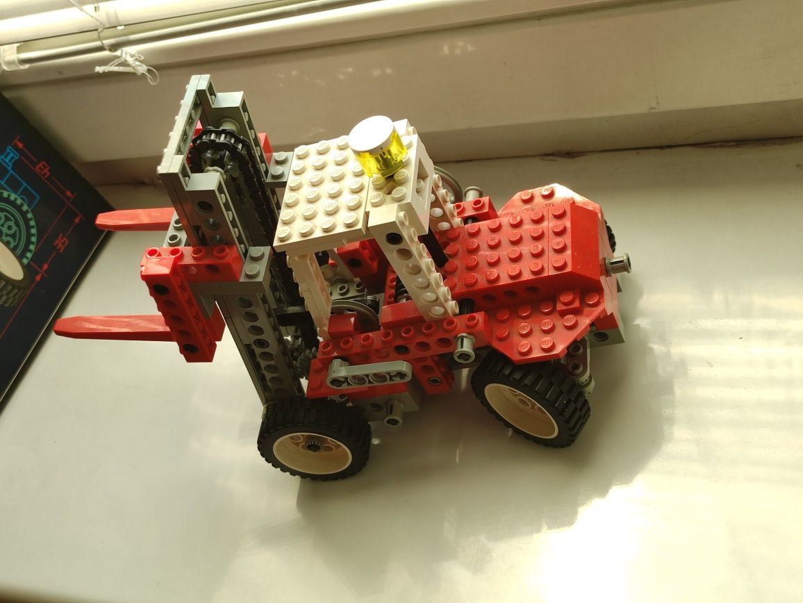 LEGO 8835 wózek widłowy, komplet