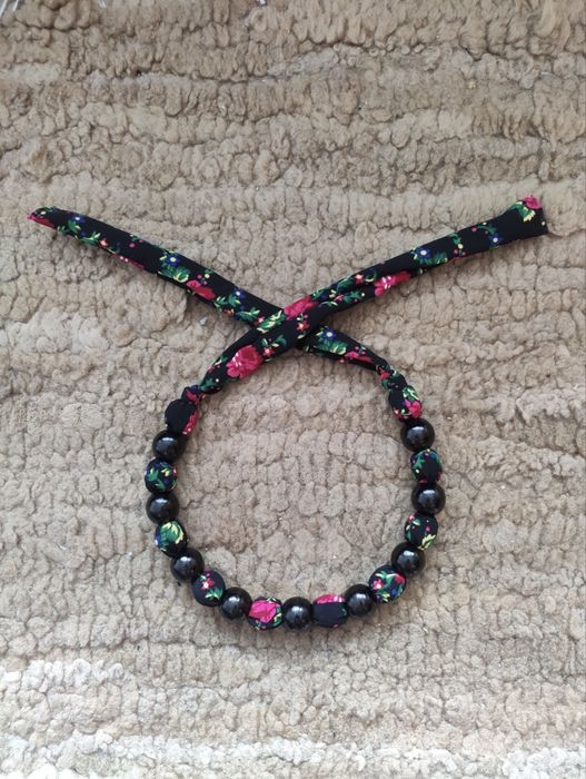 Korale góralskie przepasane chustą