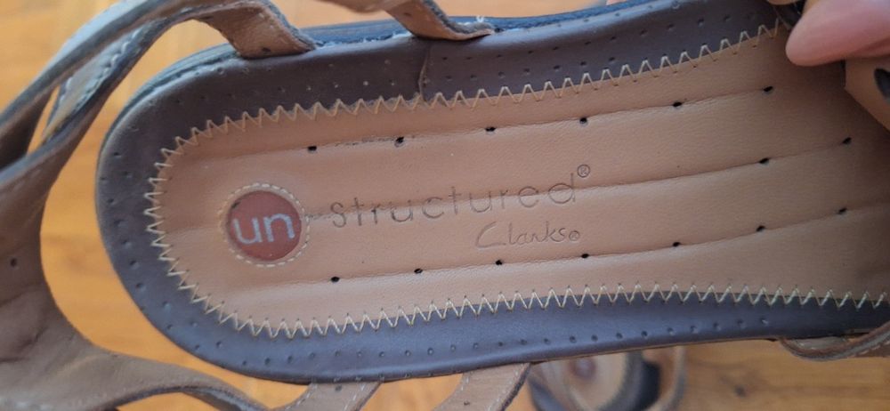Продам босоніжки Clarks
