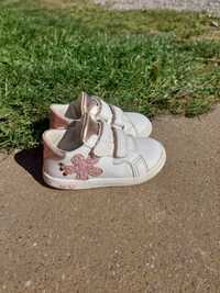 Białe skórzane buty na rzepy rozmiar 21 Primigi