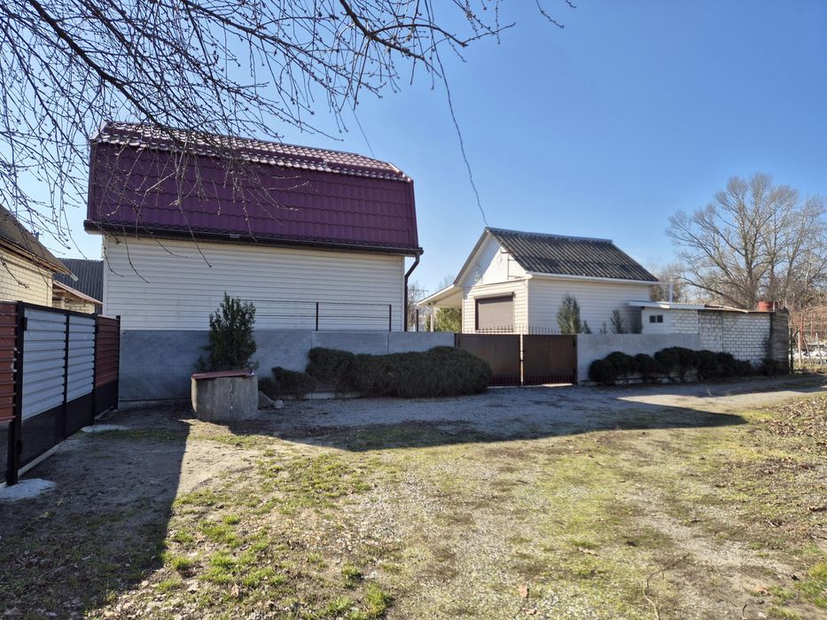 Дача біля річки Дніпро