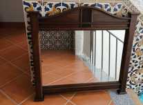 Espelho com moldura em madeira maciça, como novo.