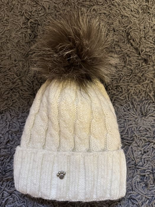 Зимняя белая теплая шапка с бубоном