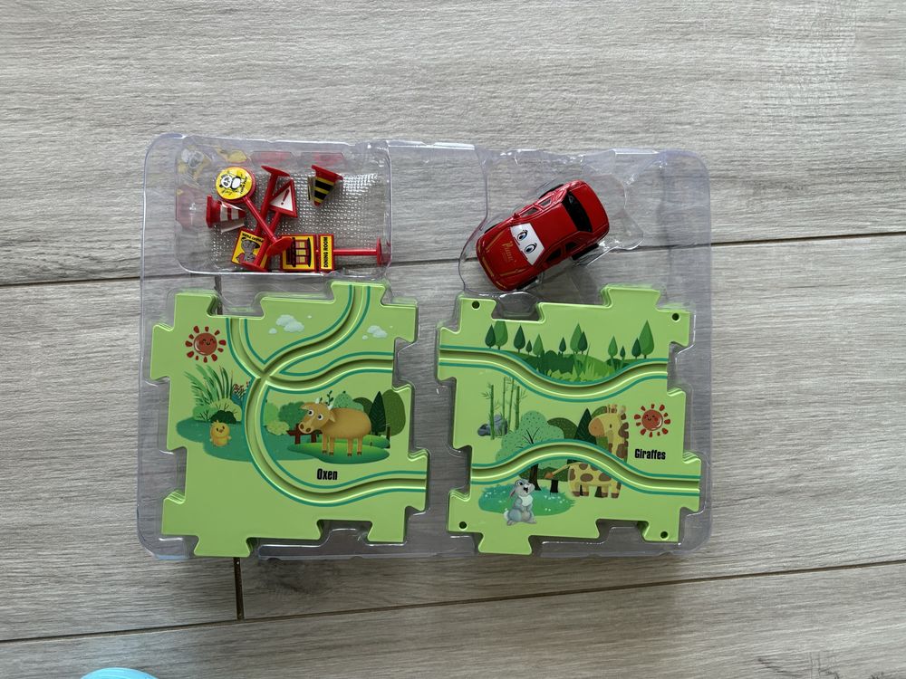 Railcar puzzle z jeżdżącym autkiem