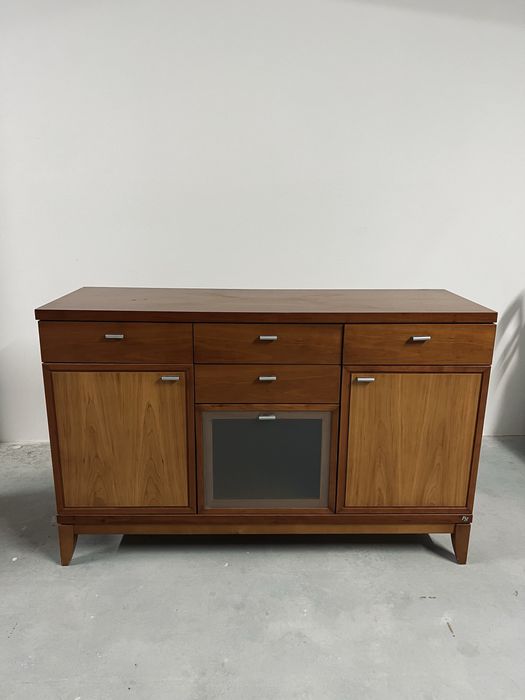 Aparador de madeira de cerejeira